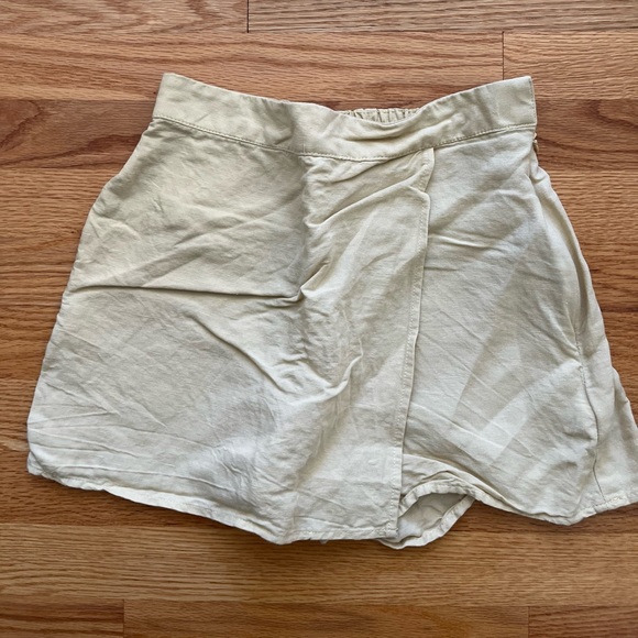 H&M Dresses & Skirts - Light Yellow Skort